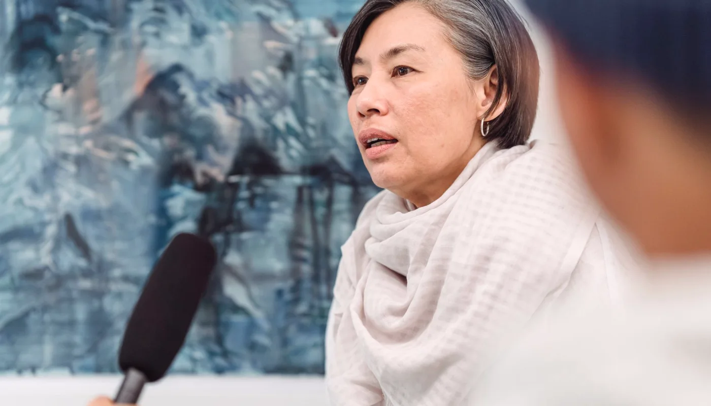 Fra nervøs gjest til rolig samtale: Karis første intervjuportrett